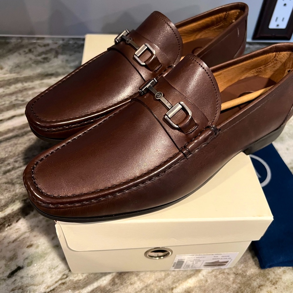 Never worn!  Peter Millar crown leather bit loafer.  Received as corporate gift.